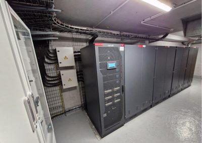 Client Hôpital Parisien - OCR Maintenance Electronique installe un onduleur Centiel Stratus Power de 375 kVA, ainsi que les 200 anciennes batteries.