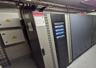 Client Hôpital Parisien - OCR Maintenance Electronique installe un onduleur Centiel Stratus Power de 375 kVA, ainsi que les 200 anciennes batteries.