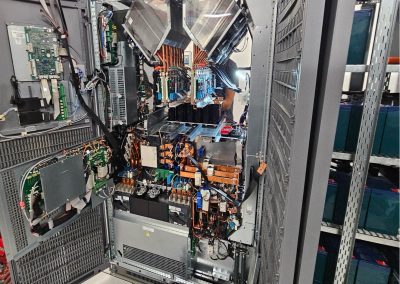 OCR Maintenance Electronique travaille pour un DataCenter Parisien, nous avons œuvrés durant 4 jours afin de remplacer les consommables de 4 onduleurs SCHNEIDER Galaxy 7000 300Kva